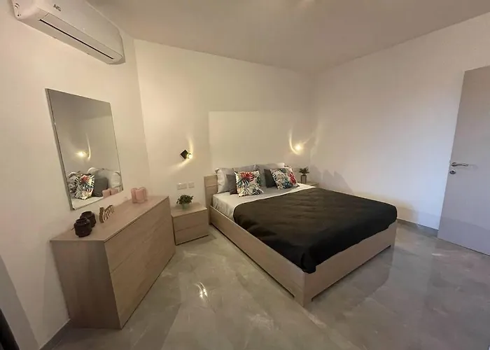 Modern 1 Bedroom 400m Away From The Sea Apartment